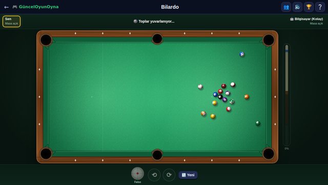 Bilardo masasında dağılmış düz ve çizgili toplar